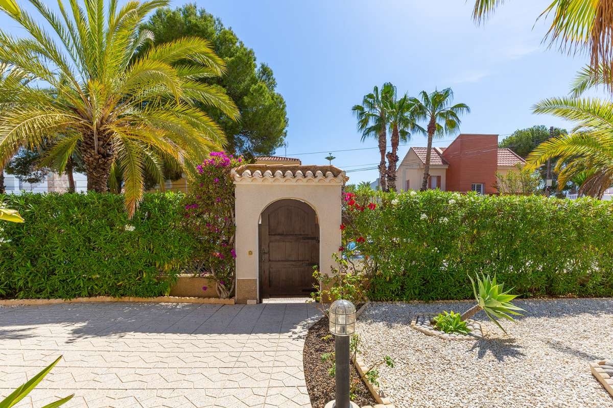Луксозна ъглова вила в сърцето на Cabo Roig – удобно живеене край морето