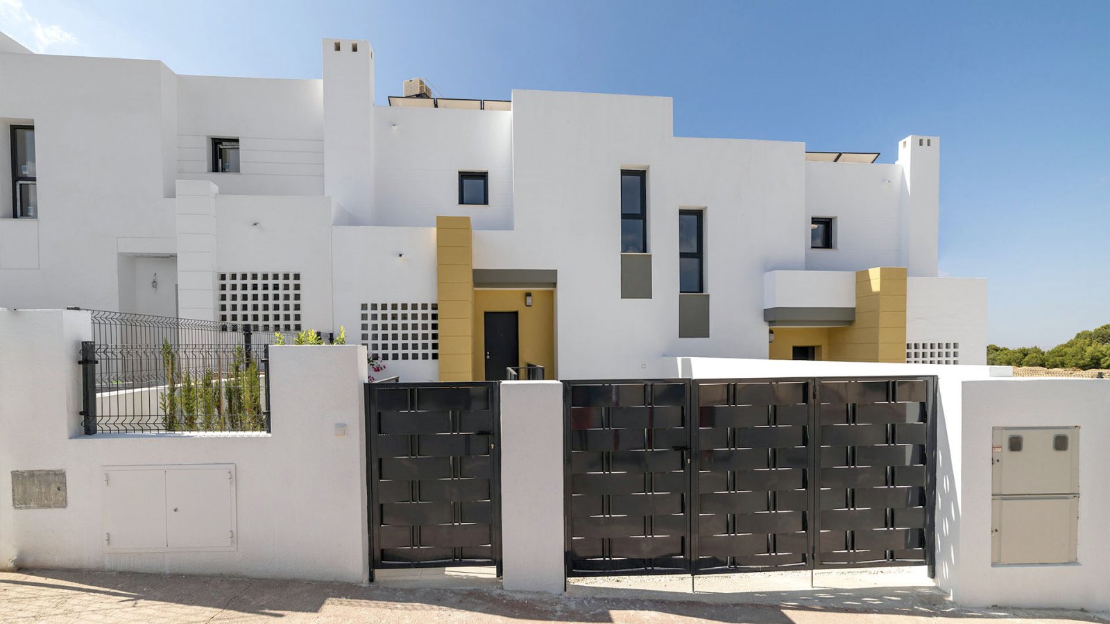 Moderne Villen am Strand und in den Bergen von Alicante