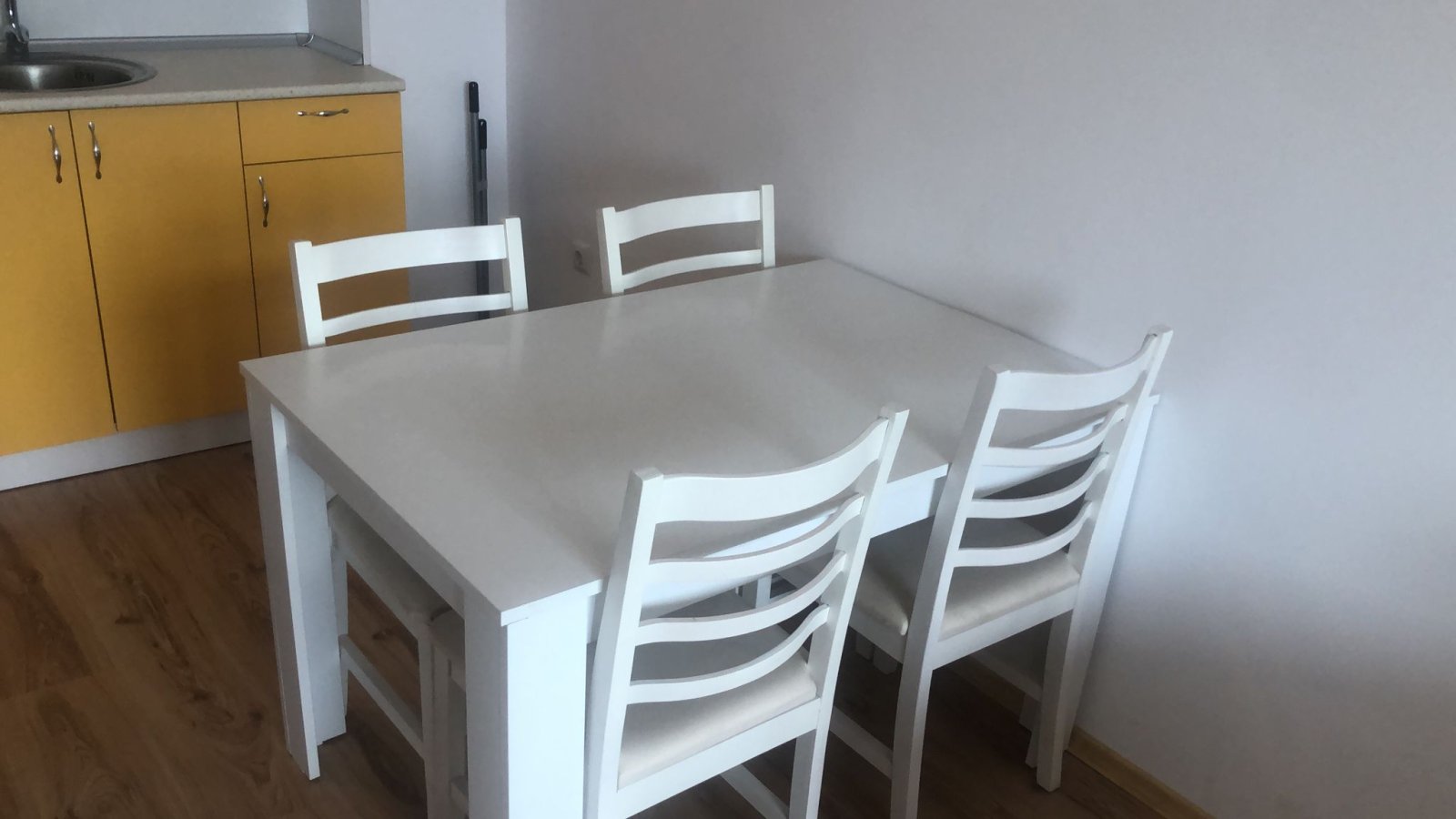 Двустаен апартамент под наем за дългосрочно пребиваване в Ахелой, България.