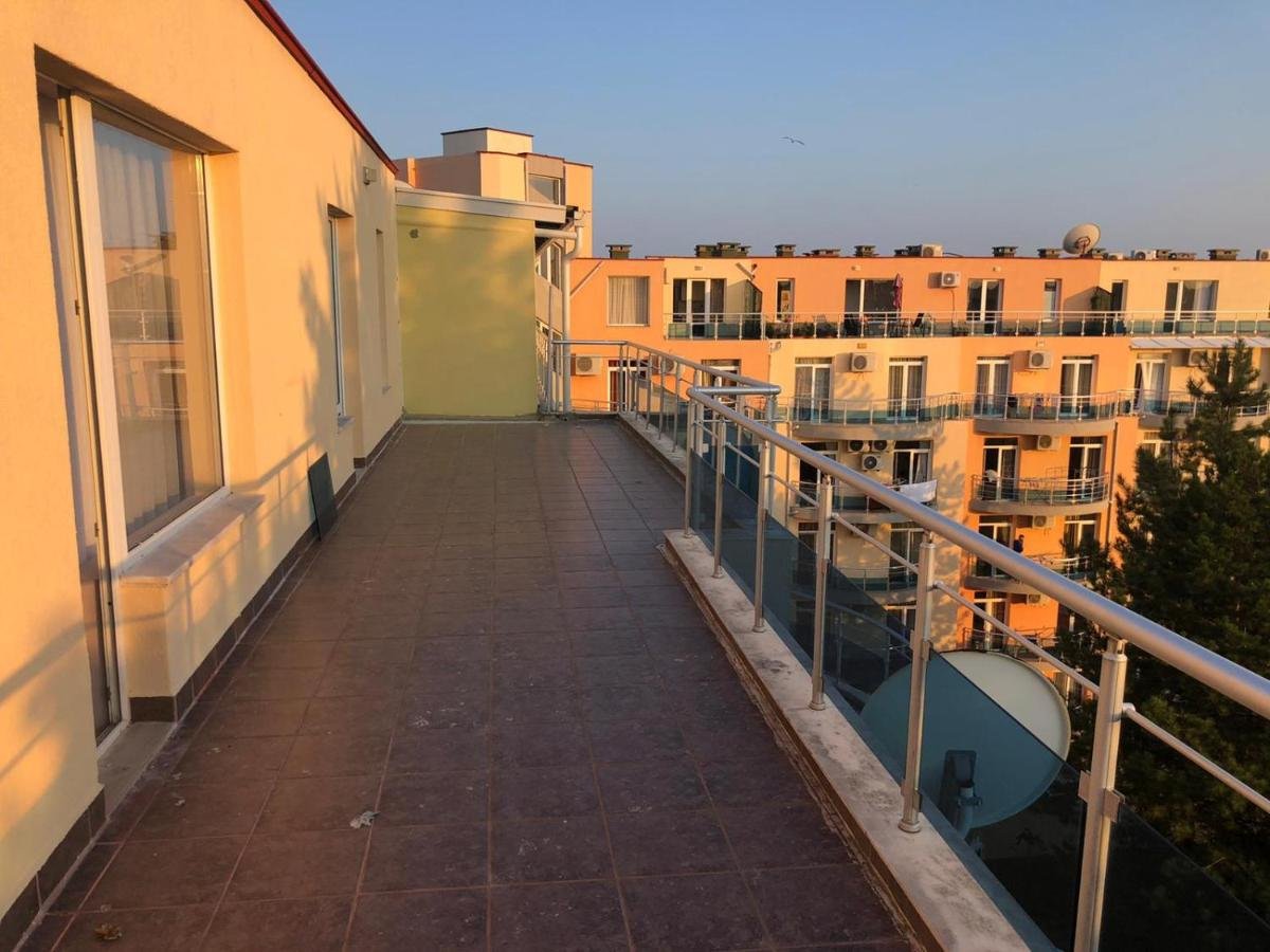 Пентхаус суит в Oasis с изглед към морето в Равда, България