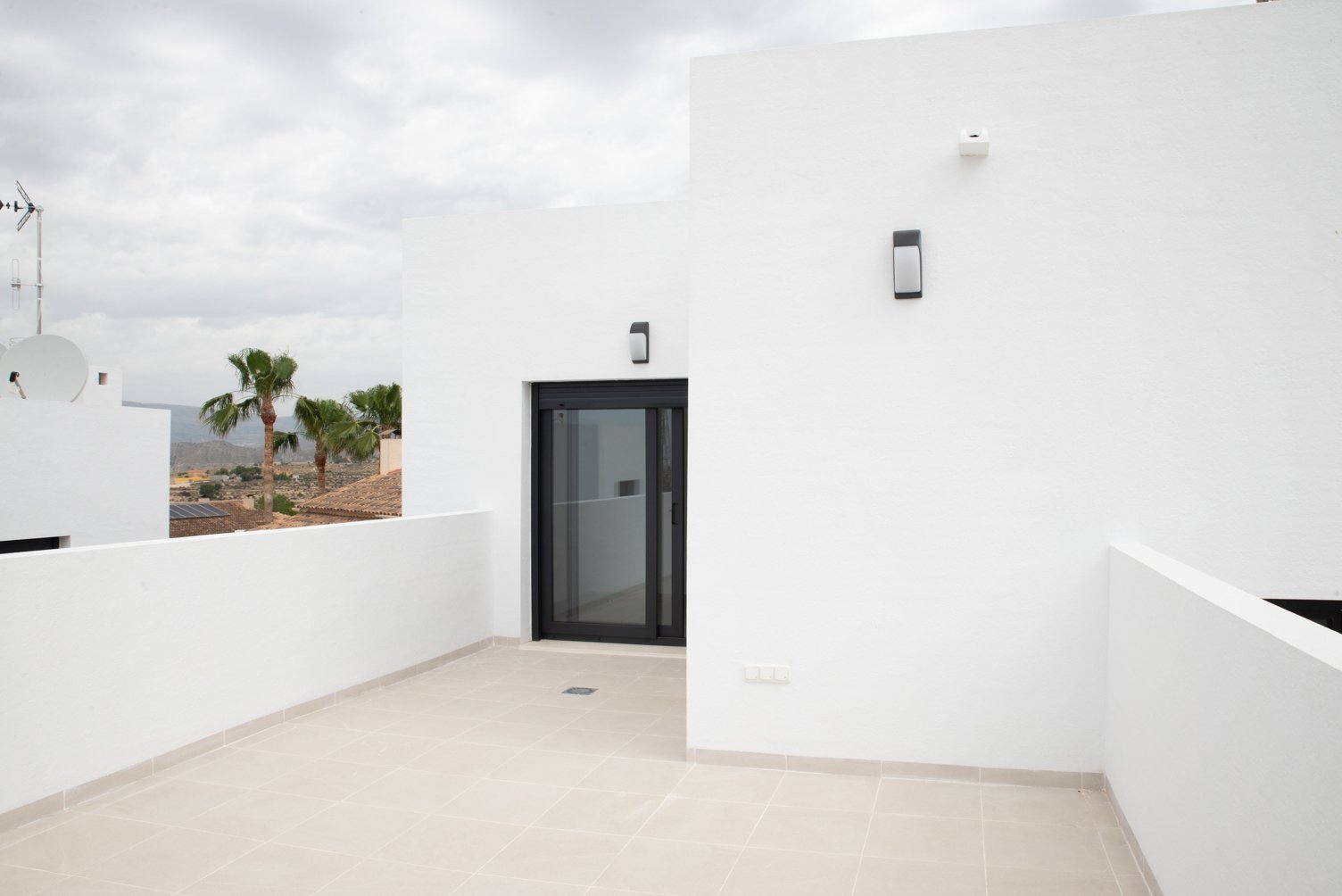 Moderne Villen in den Bergen und am Strand von Alicante