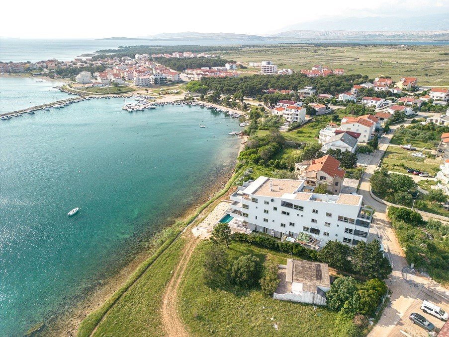 Напълно обзаведен апартамент с градина и басейн на 10 м от морето – Повляна, остров Паг