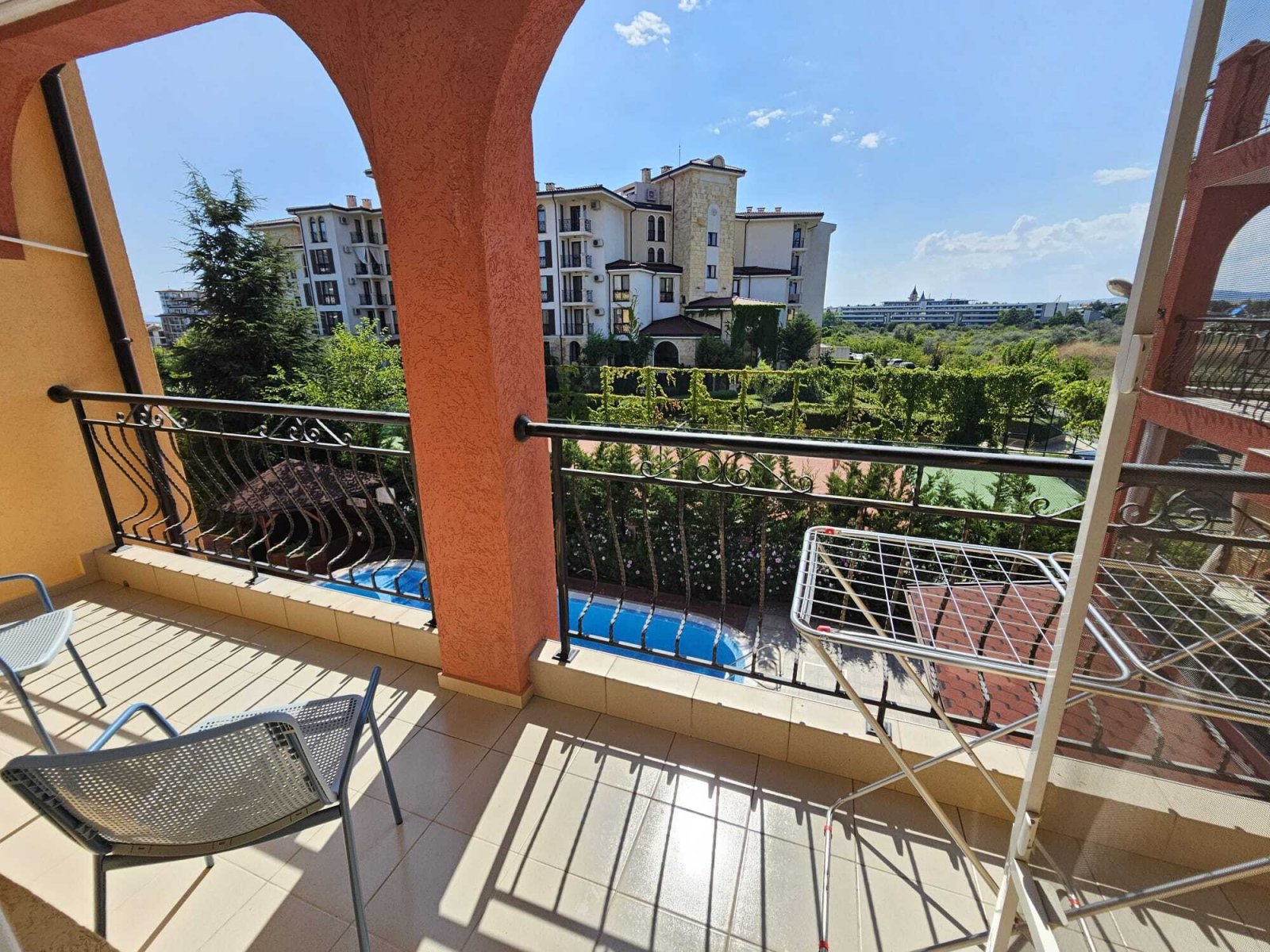 Тристайно жилище с изглед към басейна в комплекс „Oasis“ в Несебър, България