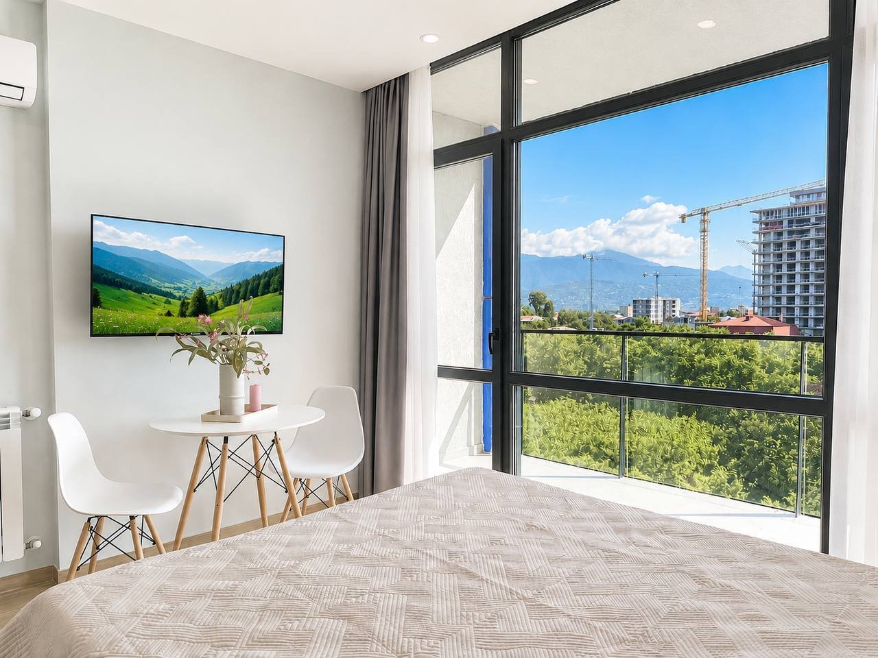 Осветено, обзаведено студио с панорамен изглед към планините в Lemon Garden – New Boulevard, Батуми