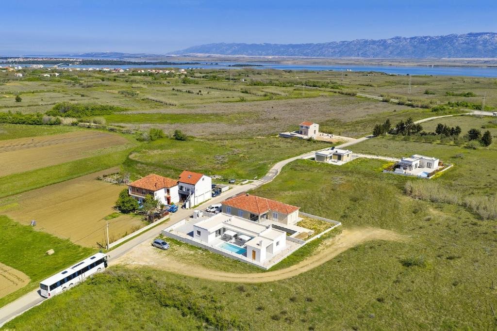 Елегантна вила без бариери с отопляем басейн и лятна кухня, Привлака, Хърватия