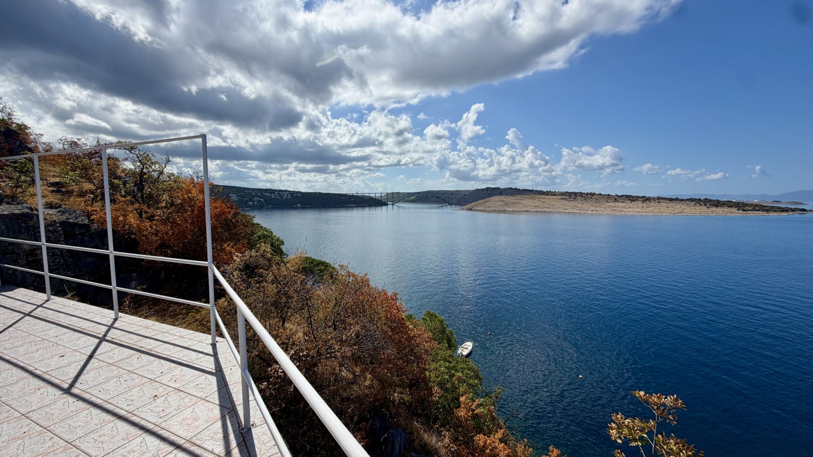 Изключителни две къщи на първа линия до морето, Кралевица, Хърватия