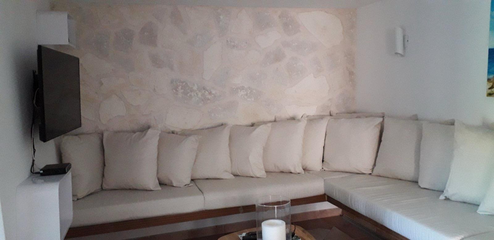 Реновирана каменна къща с тераси и гледка към морето, Пунат, Хърватия