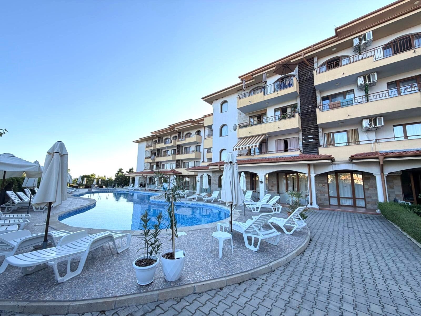 Тристаен апартамент с гледка към морето и басейна в комплекс Dream Holiday, Равда, България