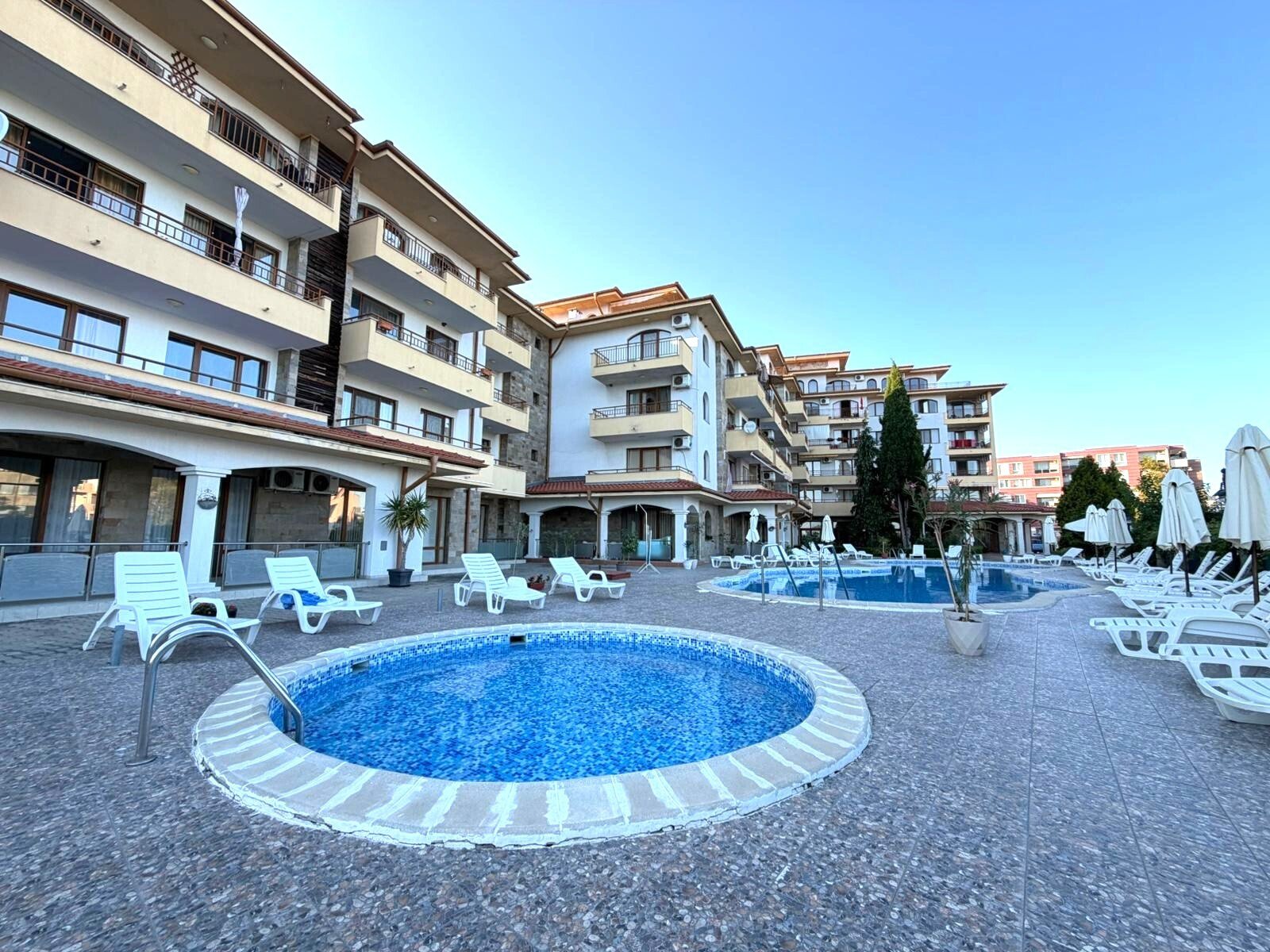 Тристаен апартамент с гледка към морето и басейна в комплекс Dream Holiday, Равда, България