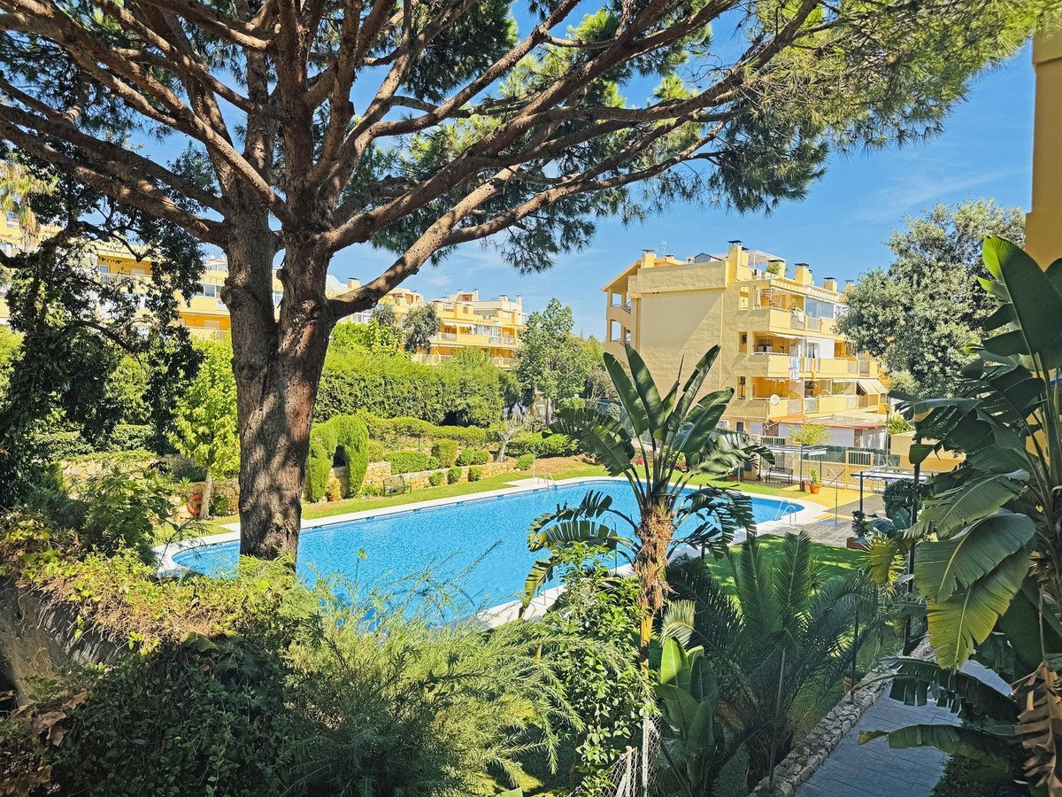 Светъл апартамент с гледка към морето, тераса 21 м² и басейн, Калахонда, Испания