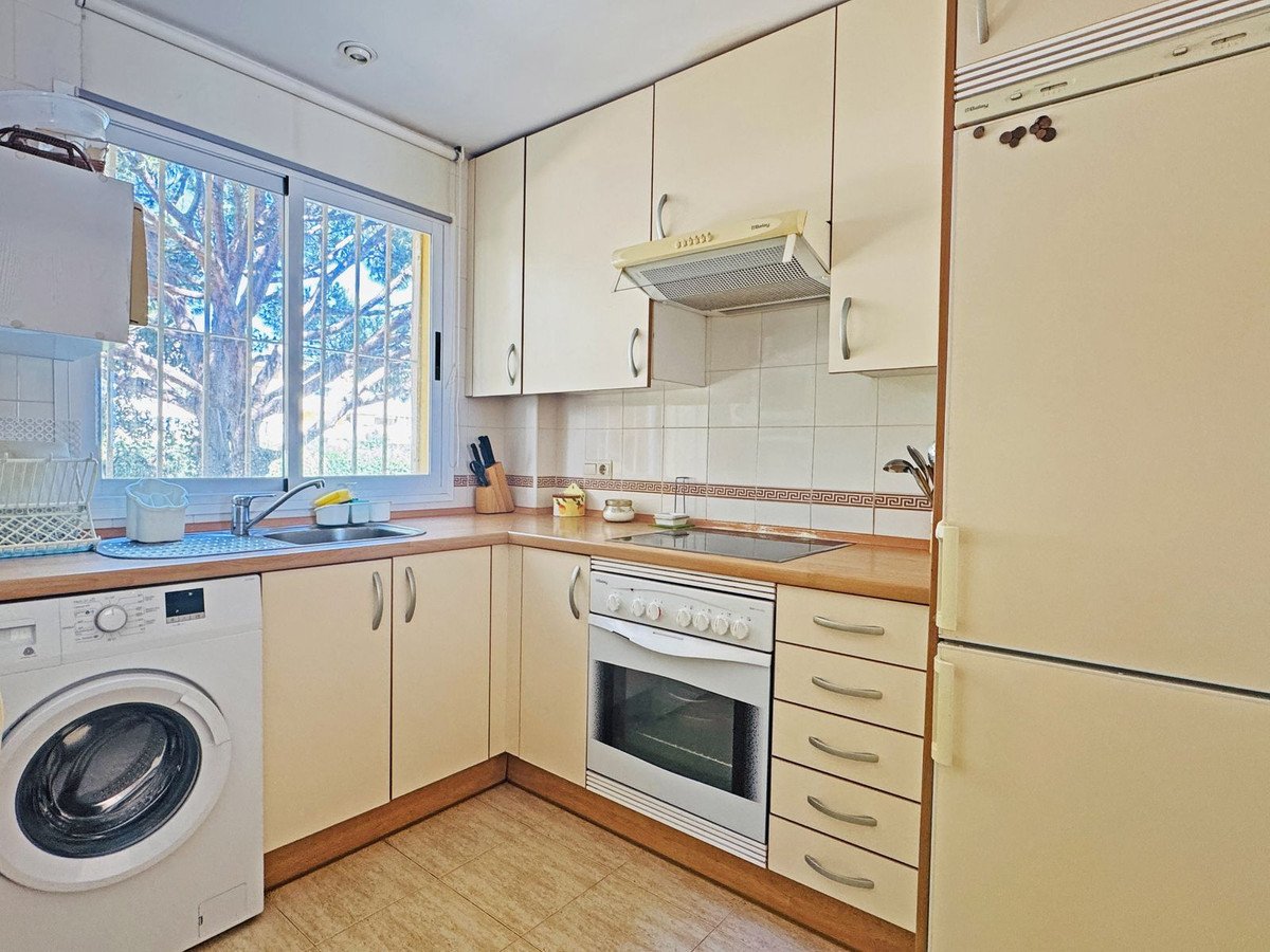 Светъл апартамент с гледка към морето, тераса 21 м² и басейн, Калахонда, Испания