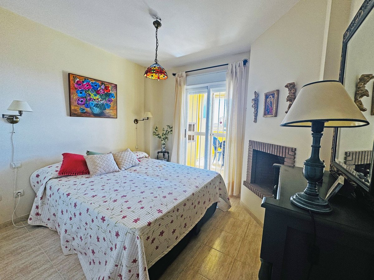 Светъл апартамент с гледка към морето, тераса 21 м² и басейн, Калахонда, Испания