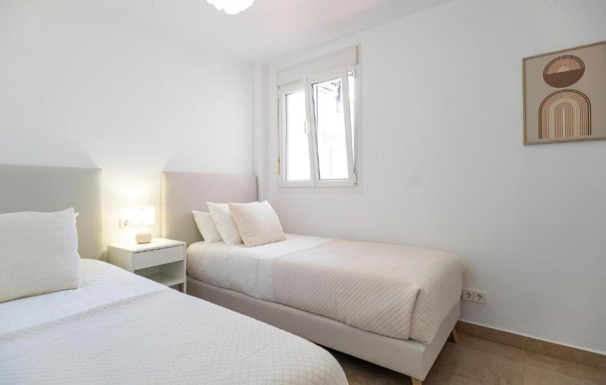 Инвестиционно реновиран апартамент с туристически лиценз и тераса 28 м², Манилва, Испания