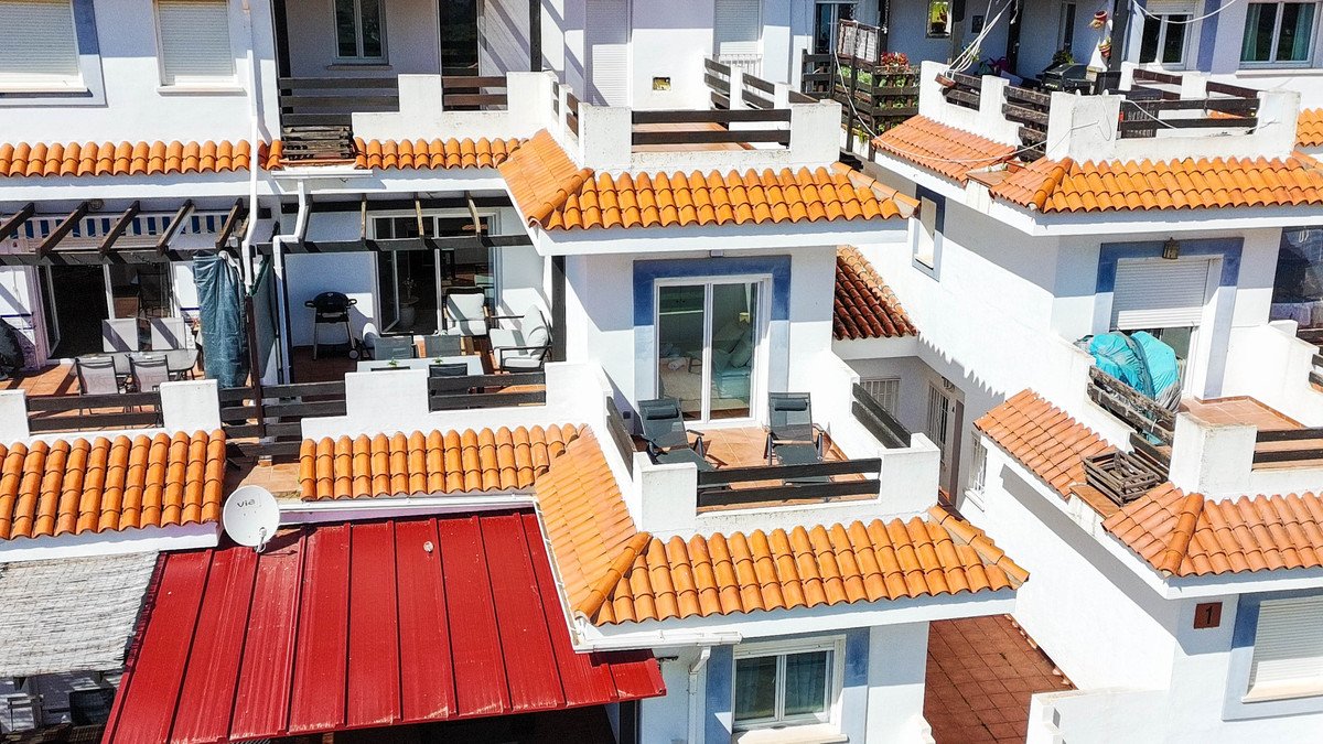 Инвестиционно реновиран апартамент с туристически лиценз и тераса 28 м², Манилва, Испания