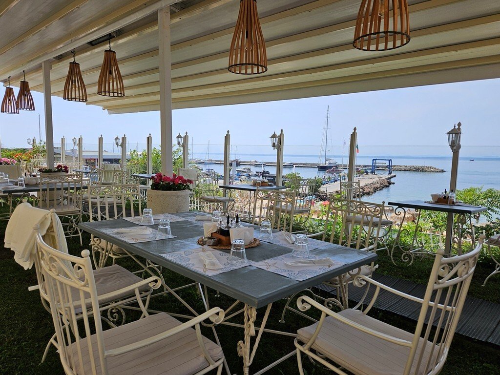 Двустаен апартамент на първа линия с гледка към морето комплекс ТОП Свети Влас България