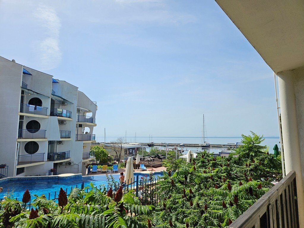 Двустаен апартамент на първа линия с гледка към морето комплекс ТОП Свети Влас България