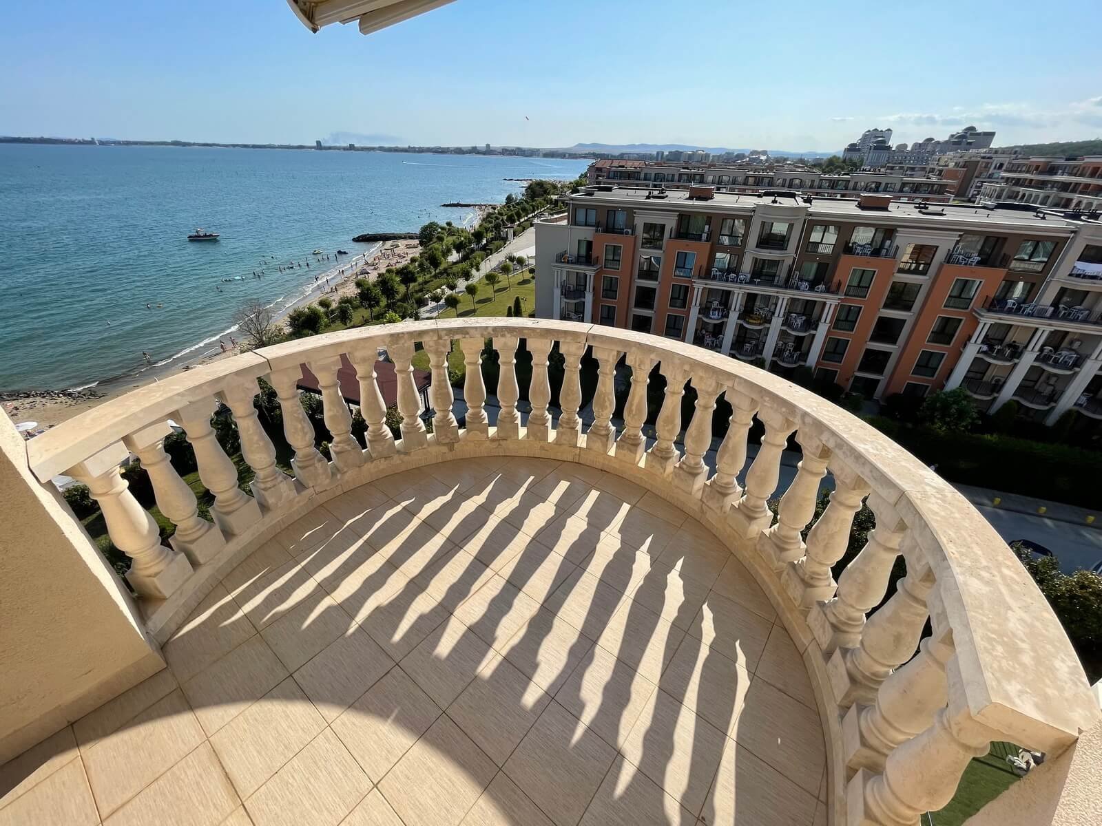 Тристаен апартамент в хотел Sea Wind Grand в Свети Влас, България