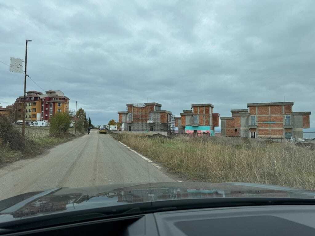 Нов малък комплекс с 9 луксозни къщи в Ахелой, само на няколко метра от плажа.