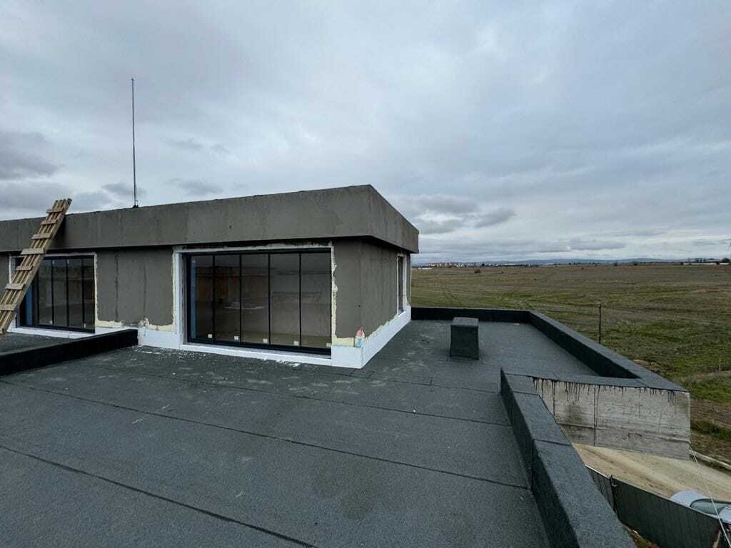 Нов малък комплекс с 9 луксозни къщи в Ахелой, само на няколко метра от плажа.