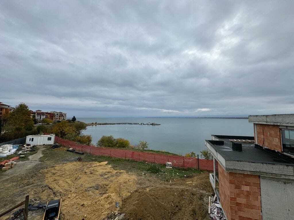 Нов малък комплекс с 9 луксозни къщи в Ахелой, само на няколко метра от плажа.