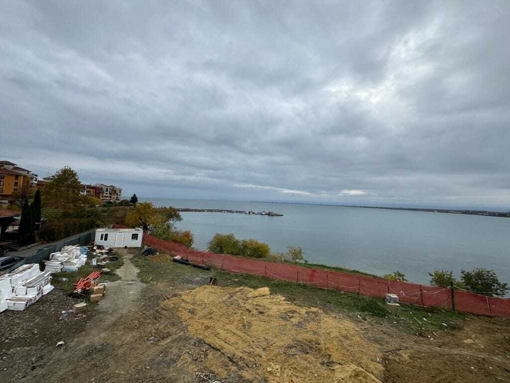Нов малък комплекс с 9 луксозни къщи в Ахелой, само на няколко метра от плажа.