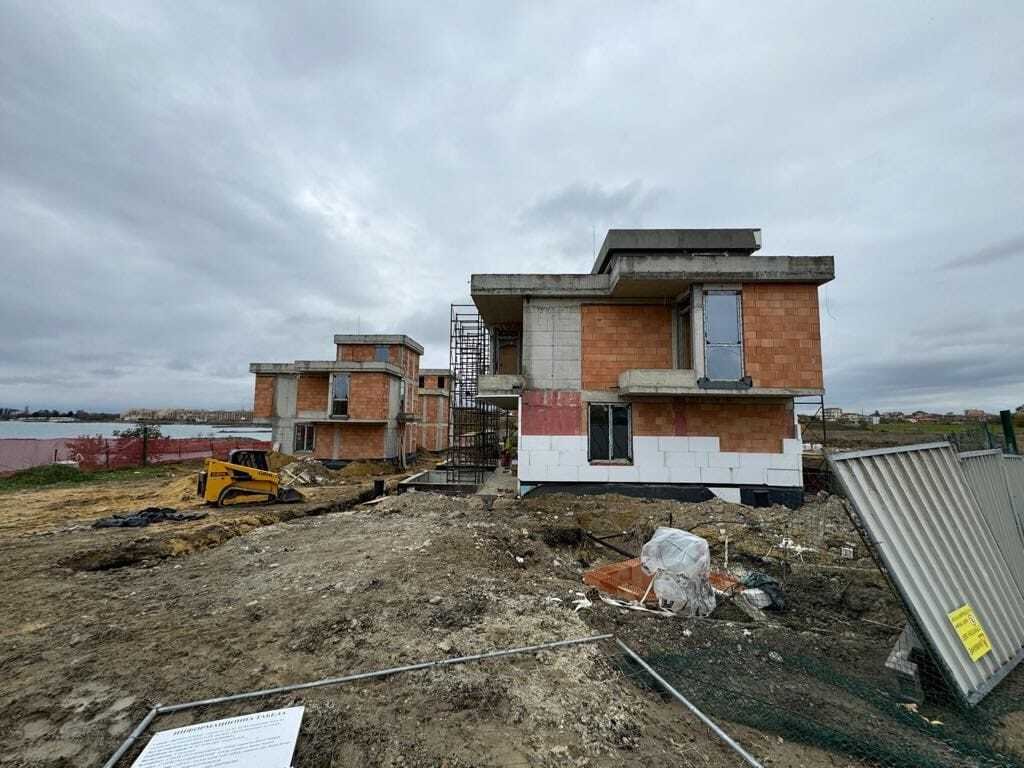 Нов малък комплекс с 9 луксозни къщи в Ахелой, само на няколко метра от плажа.