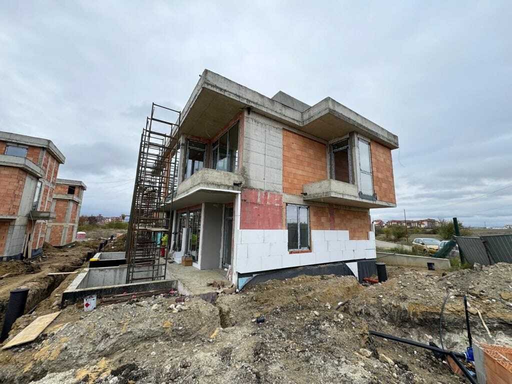 Нов малък комплекс с 9 луксозни къщи в Ахелой, само на няколко метра от плажа.