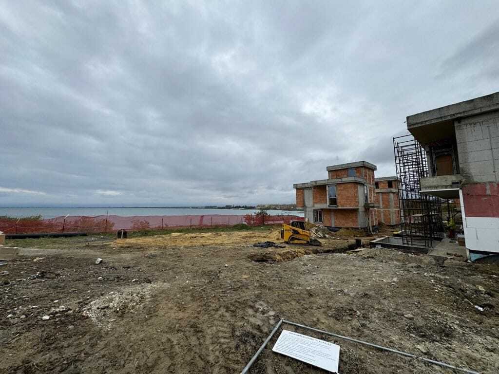 Нов малък комплекс с 9 луксозни къщи в Ахелой, само на няколко метра от плажа.