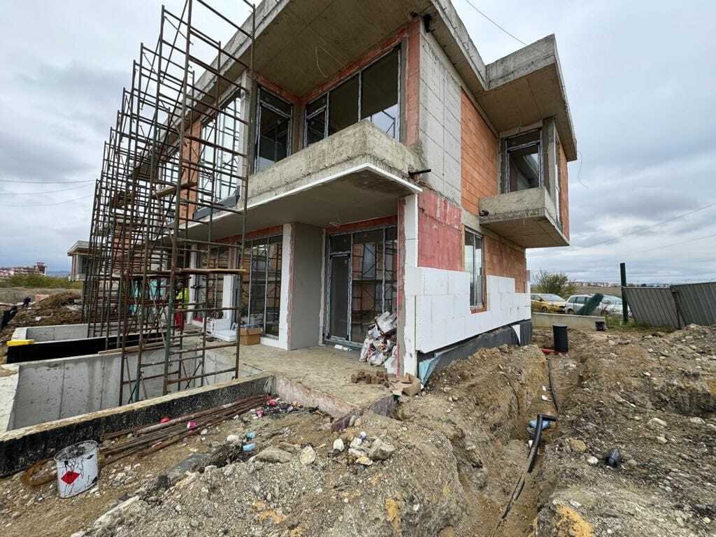 Нов малък комплекс с 9 луксозни къщи в Ахелой, само на няколко метра от плажа.