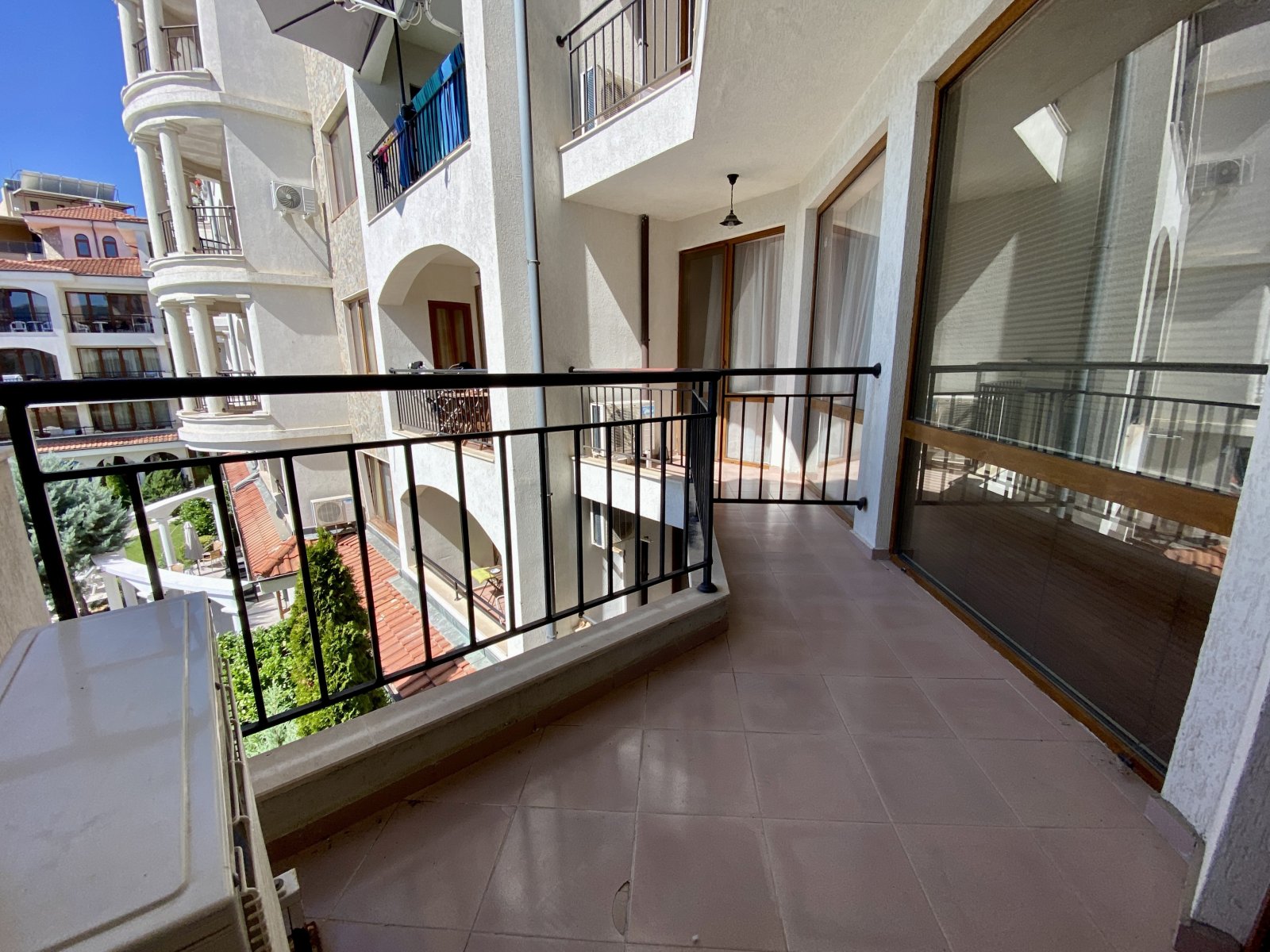 Хеле 2-стаен апартамент в Шато Дел Мар, Солнечен бряг – изглед към басейна и планината, само на 300 м от плажа!