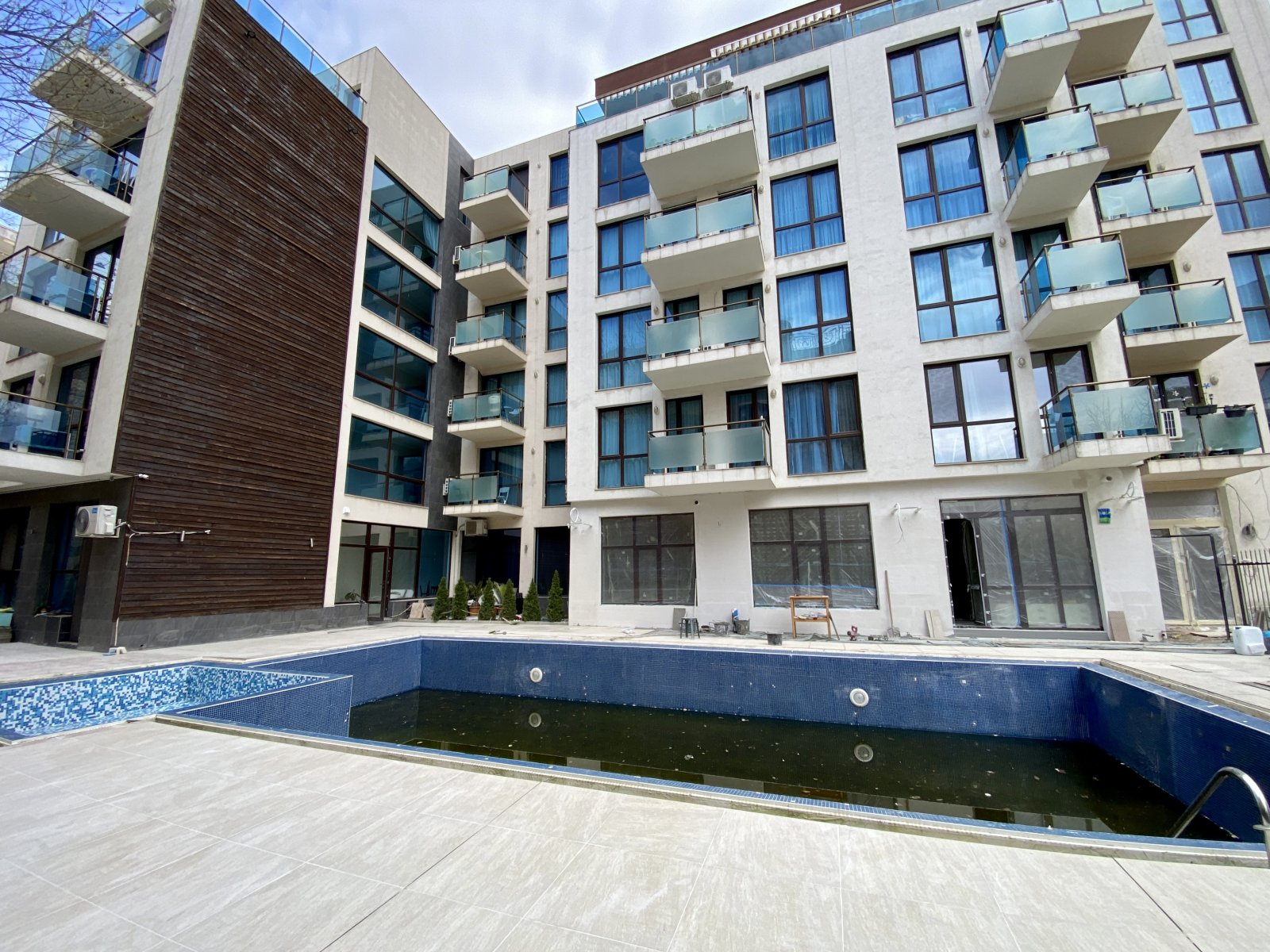 Голяма 4-стайна апартамент в комплекса Sun Gate, Слънчев бряг – 154 м², с басейн и градина