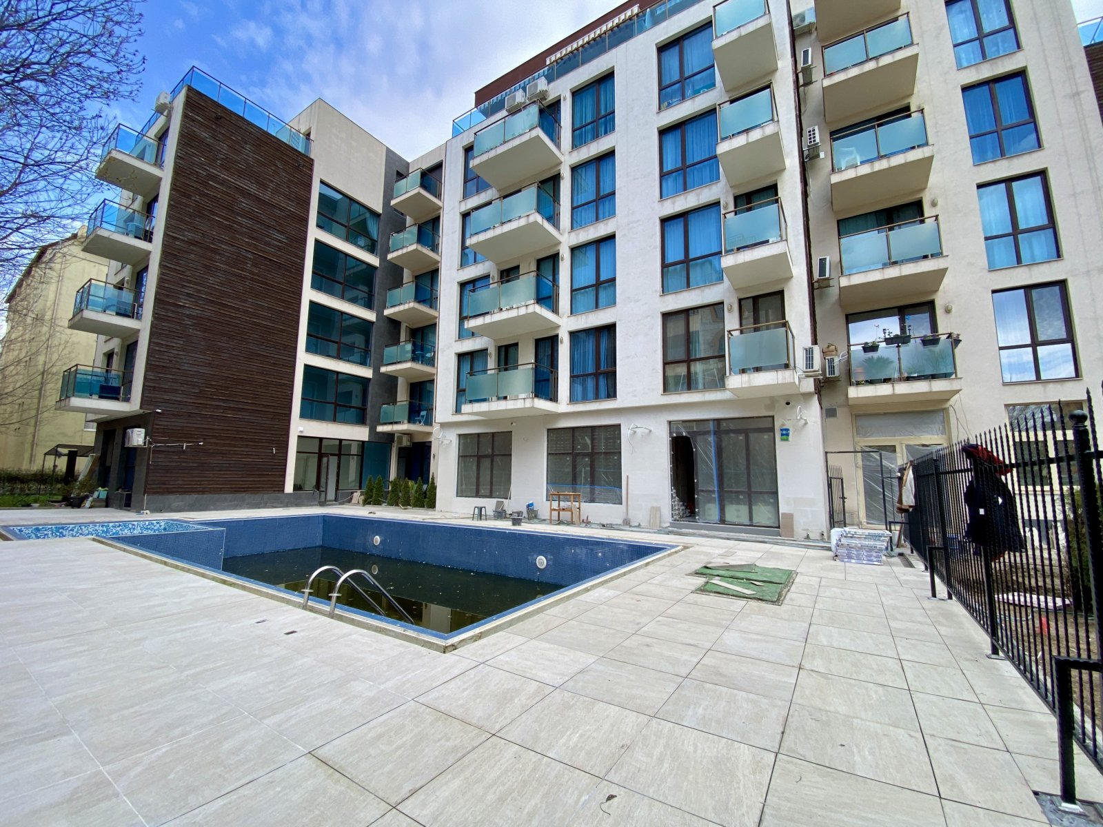 Голяма 4-стайна апартамент в комплекса Sun Gate, Слънчев бряг – 154 м², с басейн и градина