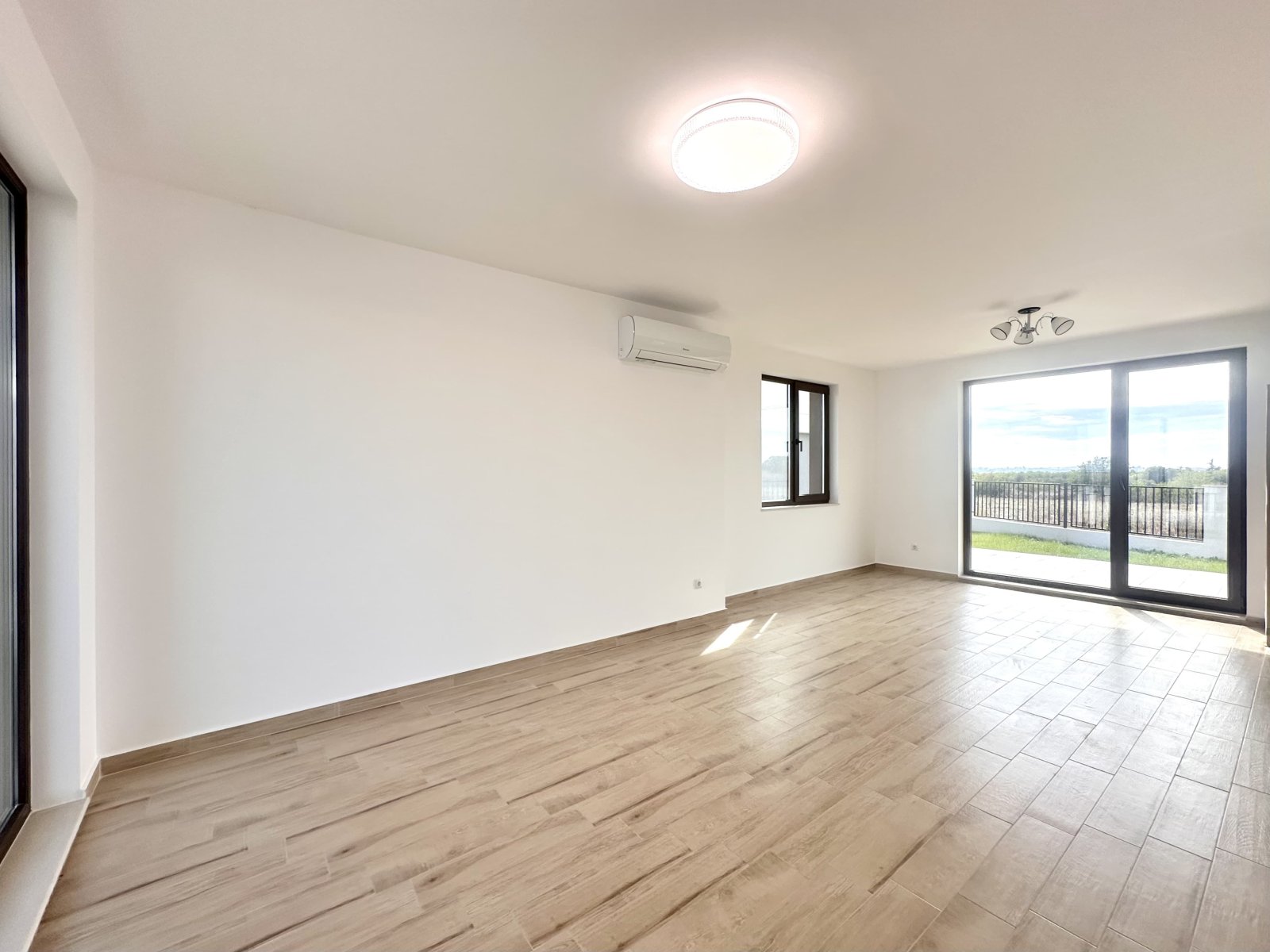 Ексклузивна вила в Victoria Sunset, Поморие – гледка към морето и басейна, на 4 км от плажа!