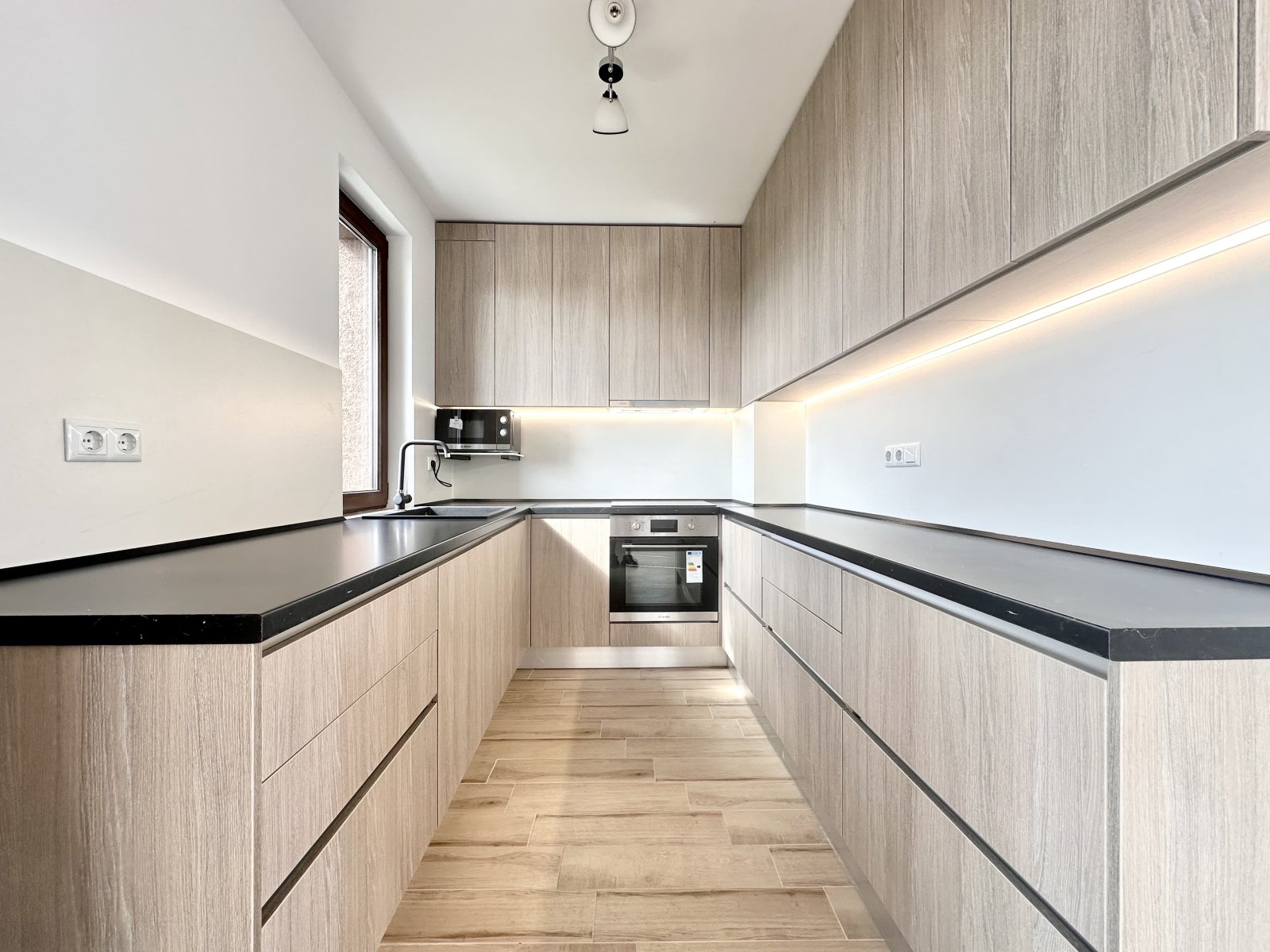 Ексклузивна вила в Victoria Sunset, Поморие – гледка към морето и басейна, на 4 км от плажа!