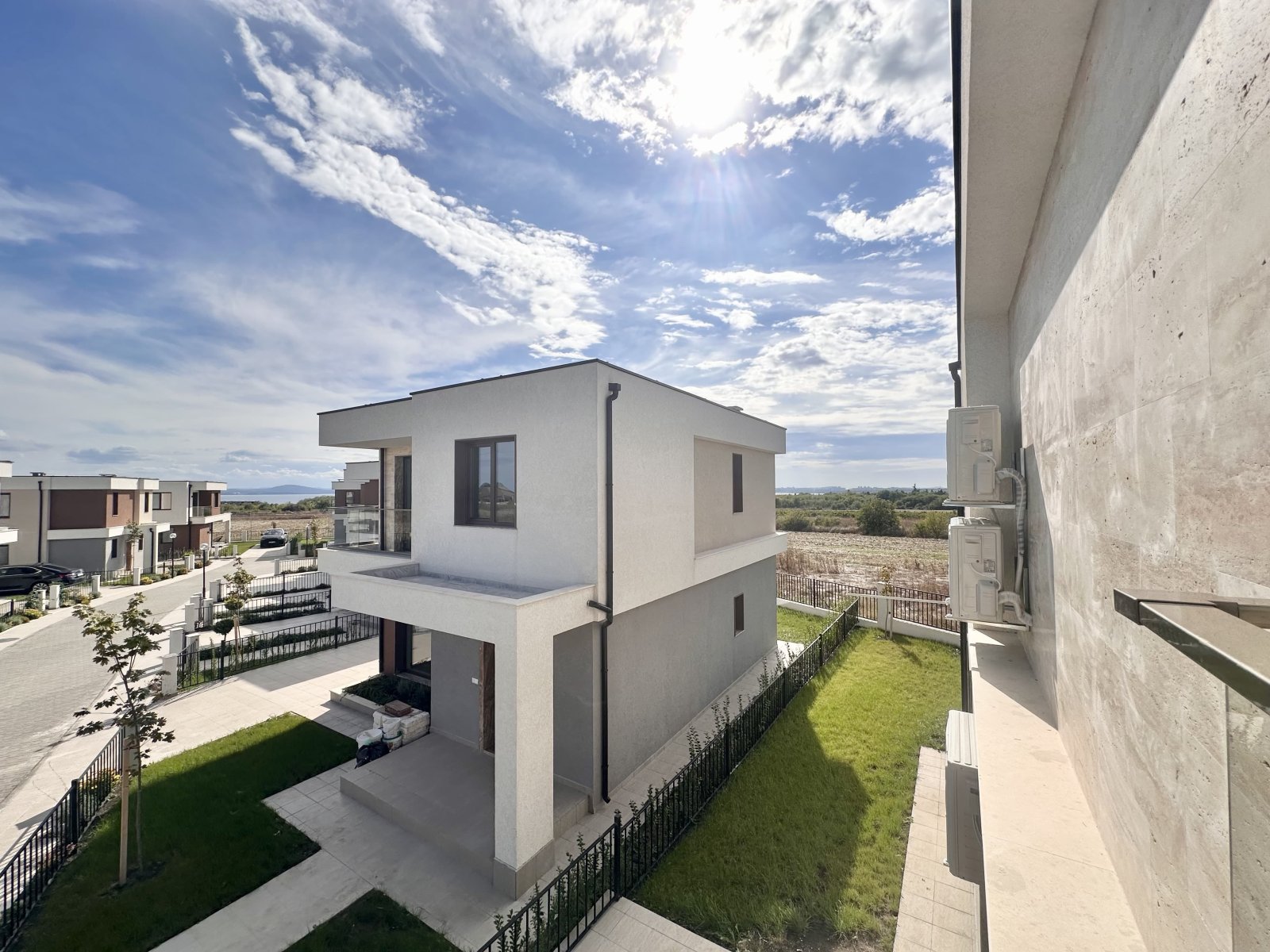 Pomorie: Ексклузивна вила в Victoria Sunset, Поморие – гледка към морето и басейна, на 4 км от плажа! 