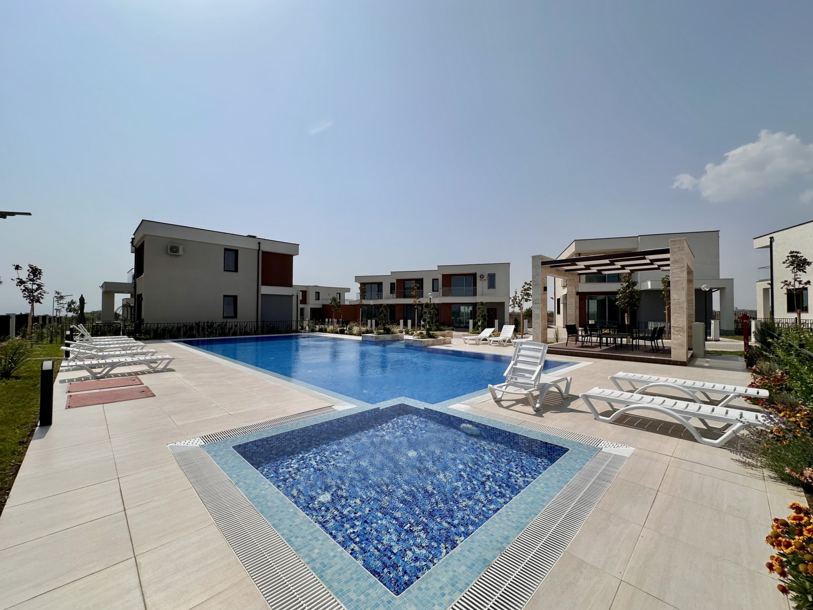 Ексклузивна вила в Victoria Sunset, Поморие – гледка към морето и басейна, на 4 км от плажа!