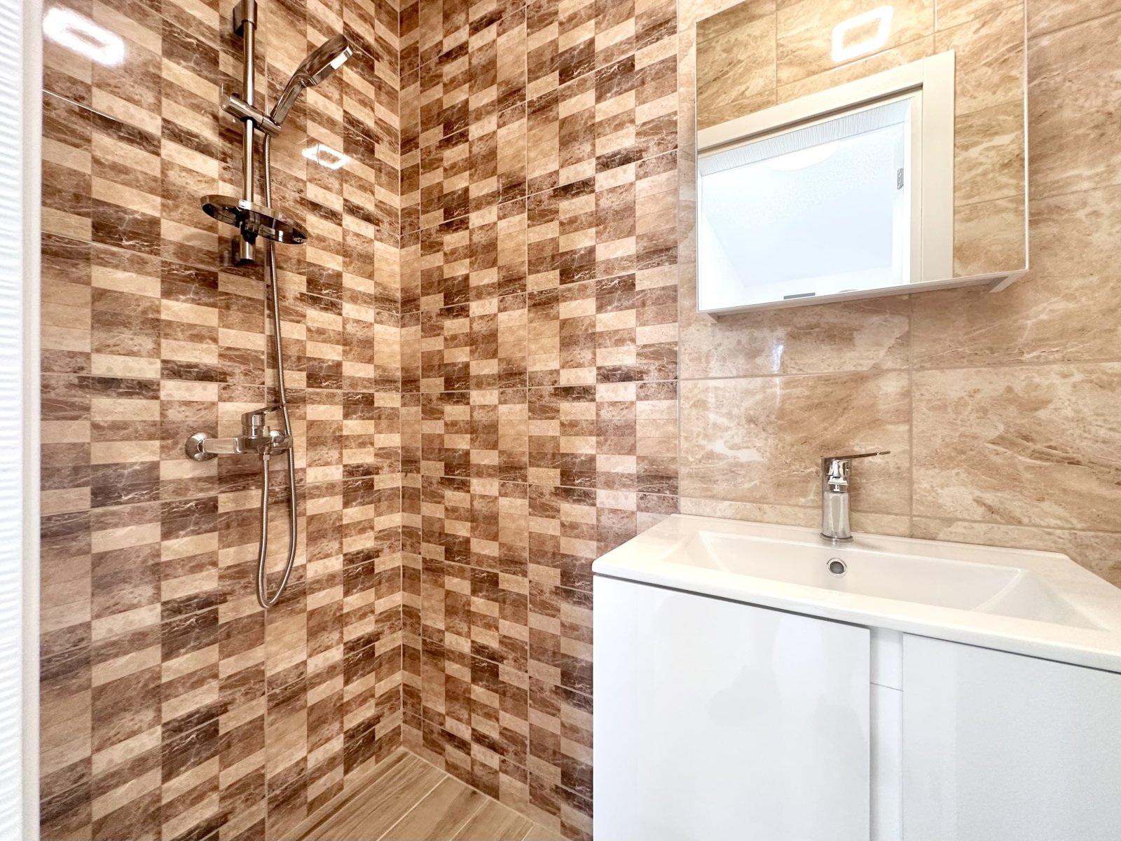 Ексклузивна вила в Victoria Sunset, Поморие – гледка към морето и басейна, на 4 км от плажа!