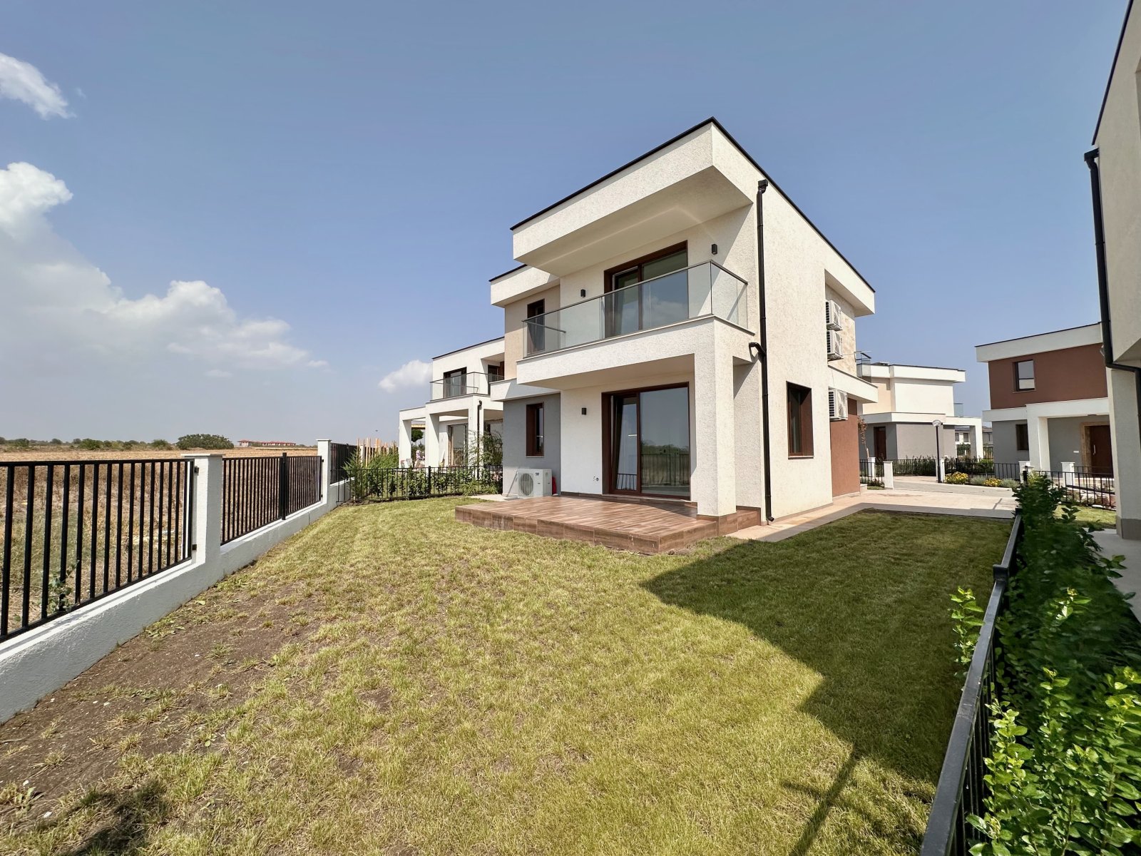 Ексклузивна вила в Victoria Sunset, Поморие – гледка към морето и басейна, на 4 км от плажа!