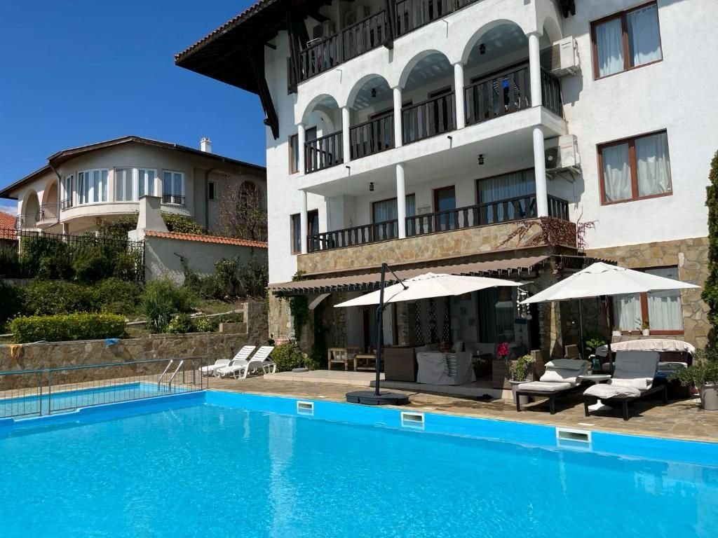 Слънчев едностаен апартамент с гледка към морето и планината в Свети Влас