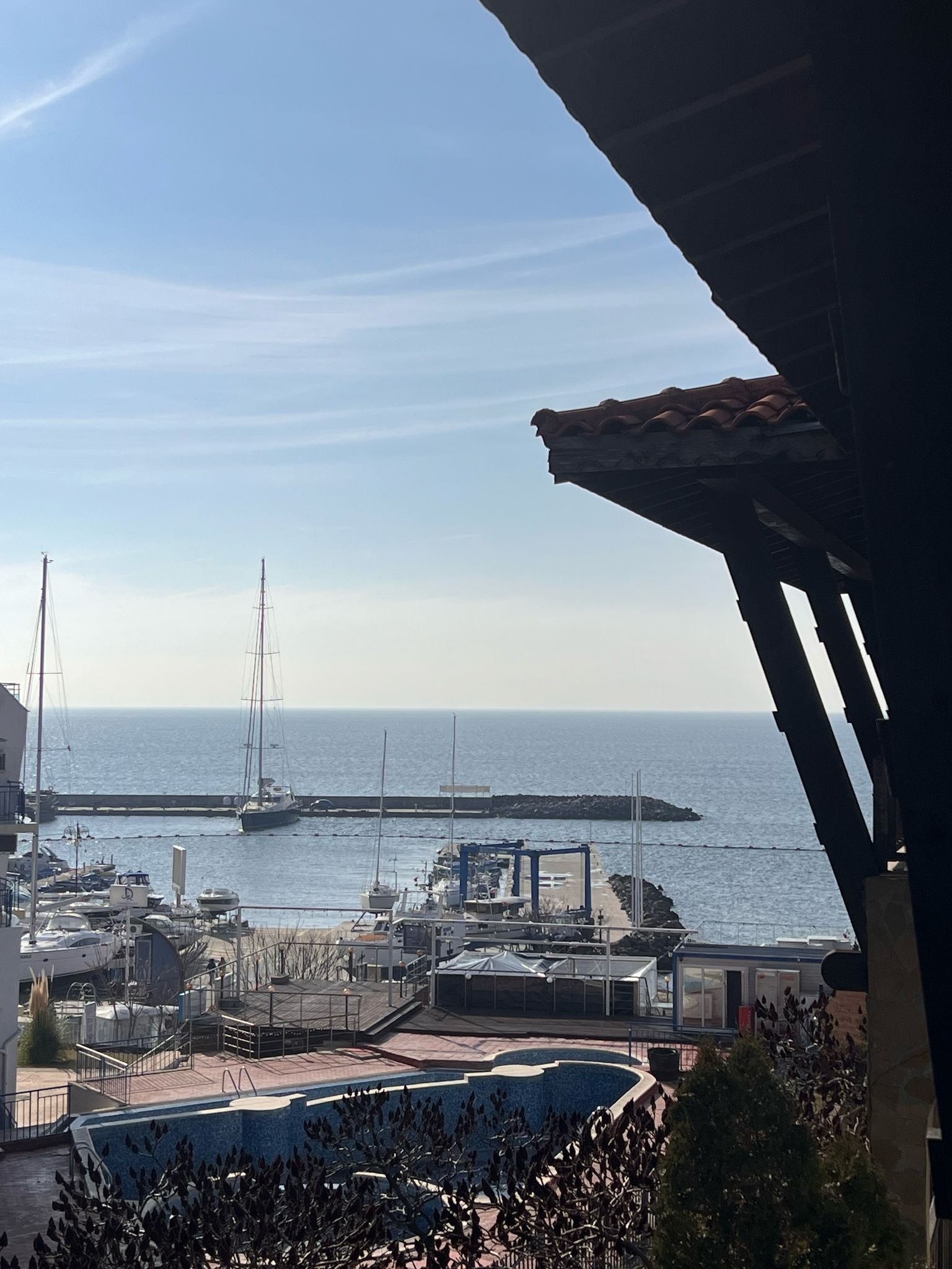 Слънчев едностаен апартамент с гледка към морето и планината в Свети Влас