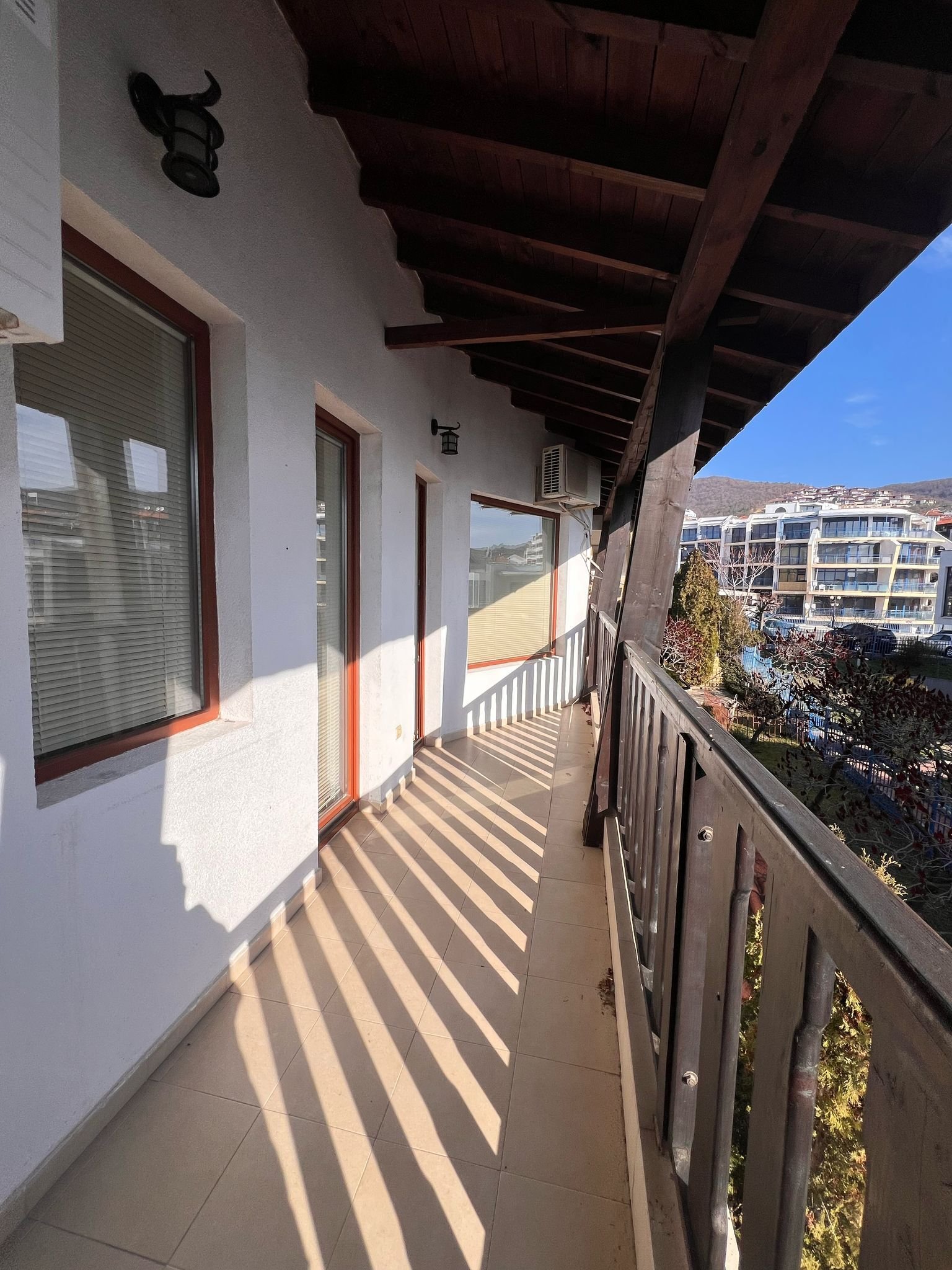 Слънчев едностаен апартамент с гледка към морето и планината в Свети Влас