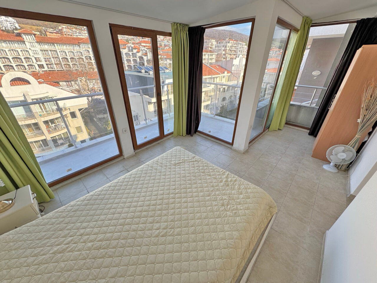 Тристаен апартамент в Лазур 5, Свети Влас, България