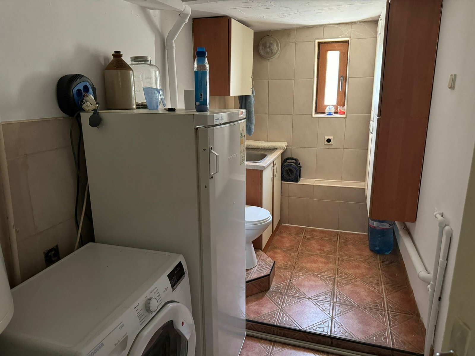 Еднофамилна къща с допълнително здание в Средец, България