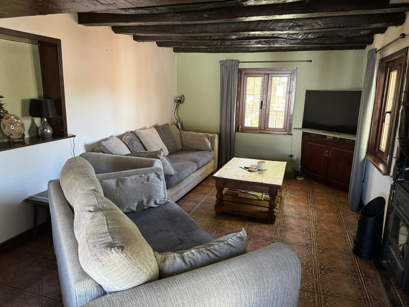 Еднофамилна къща с допълнително здание в Средец, България