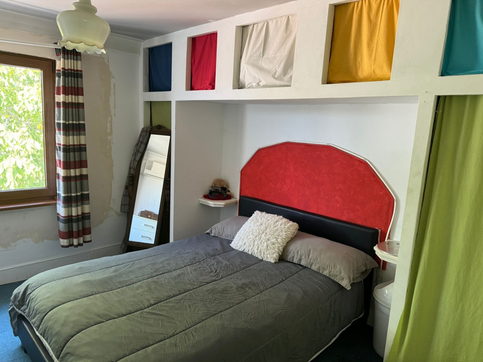 Еднофамилна къща с допълнително здание в Средец, България