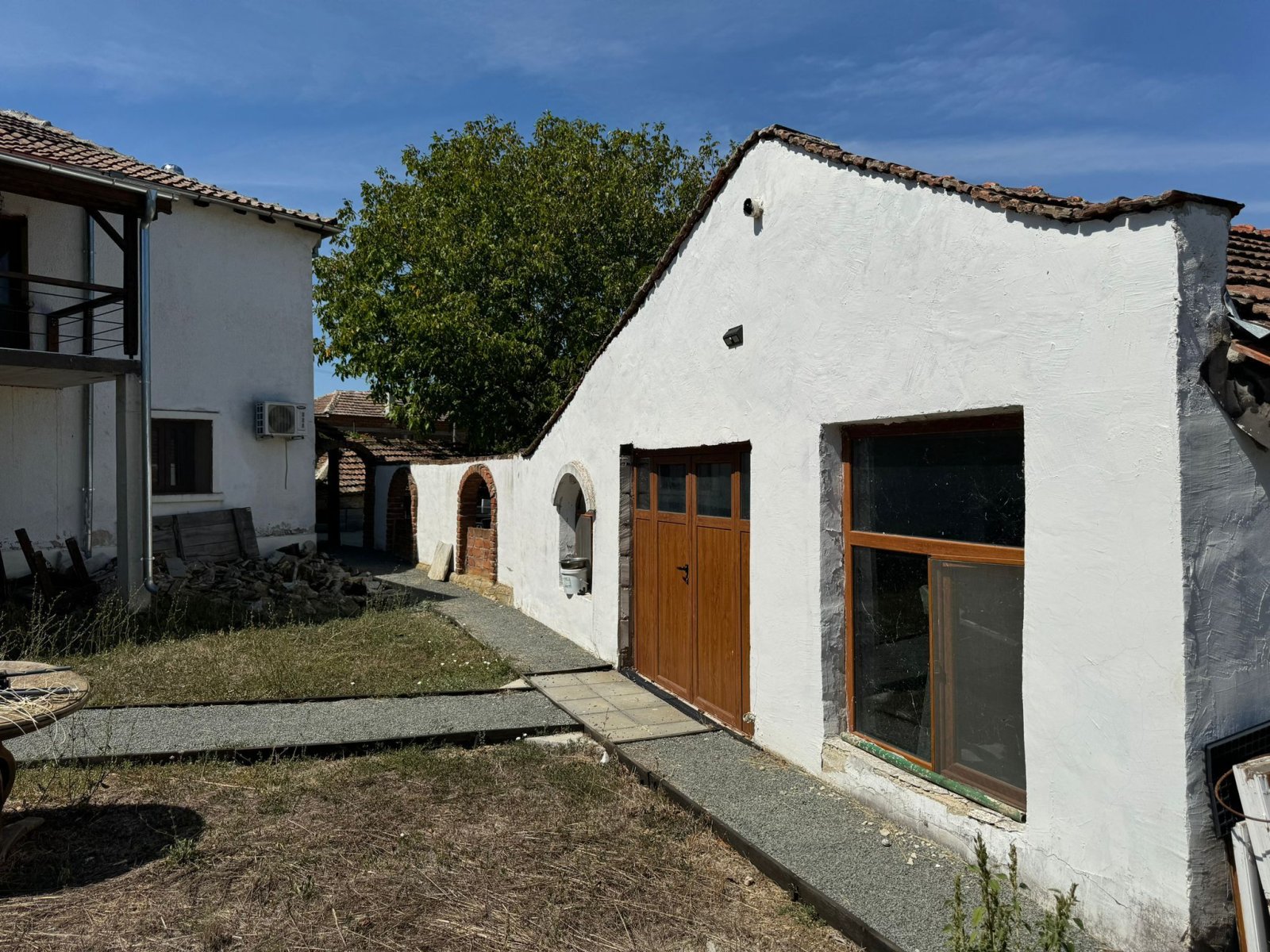 Еднофамилна къща с допълнително здание в Средец, България