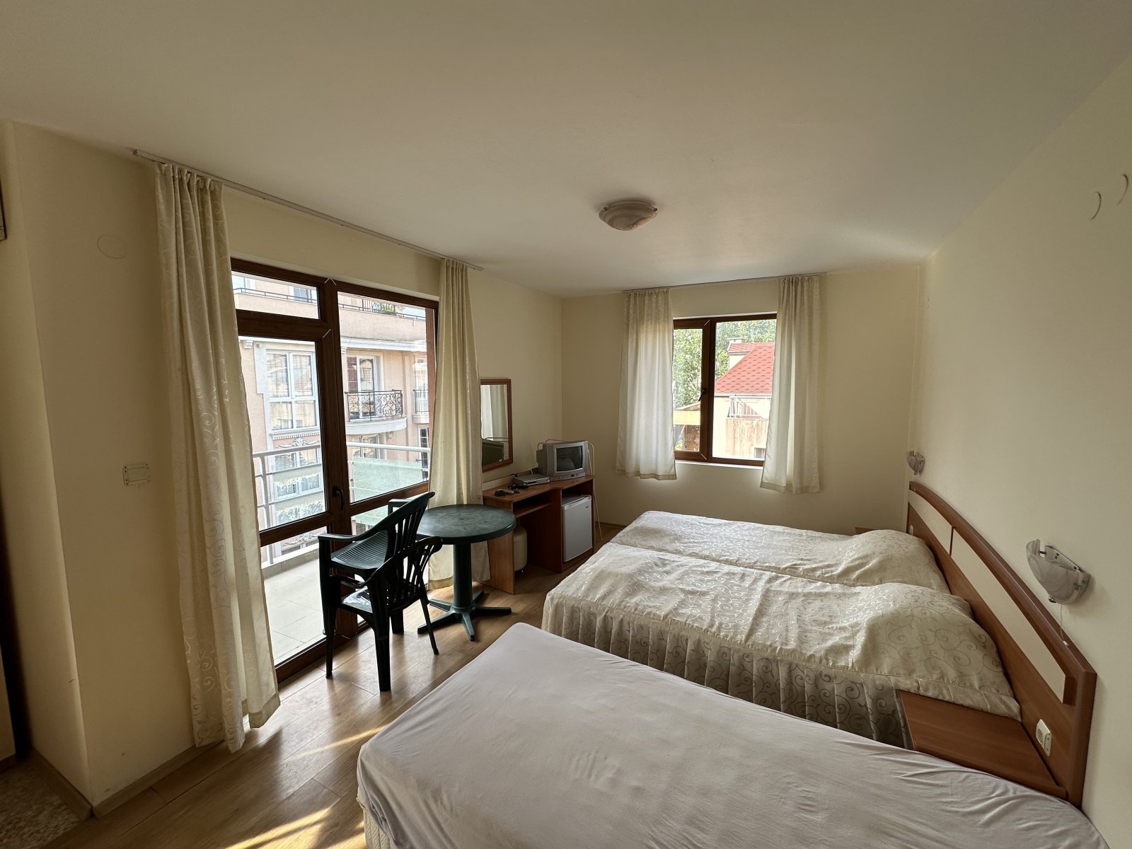 2-стаен апартамент в комплекса Amelia 2, Слънчев бряг, България – с гледка към басейна и близо до плажа