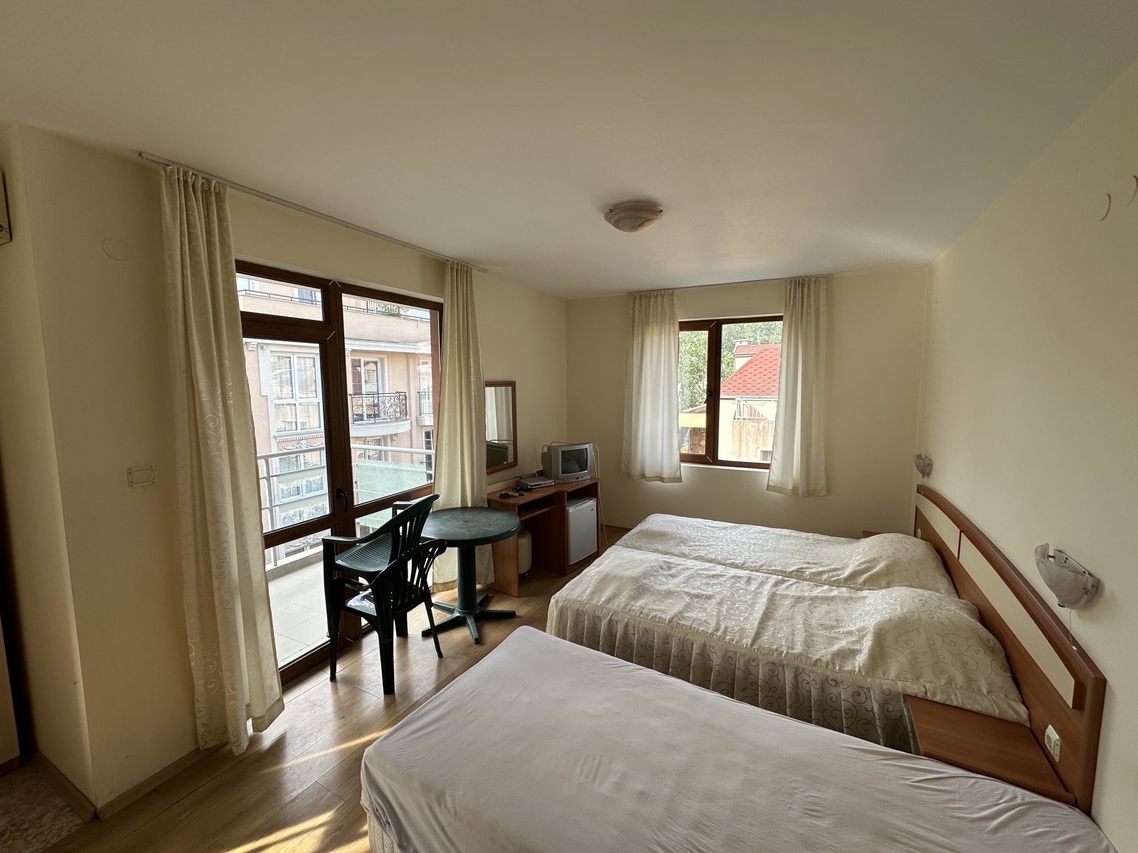 2-стаен апартамент в комплекса Amelia 2, Слънчев бряг, България – с гледка към басейна и близо до плажа