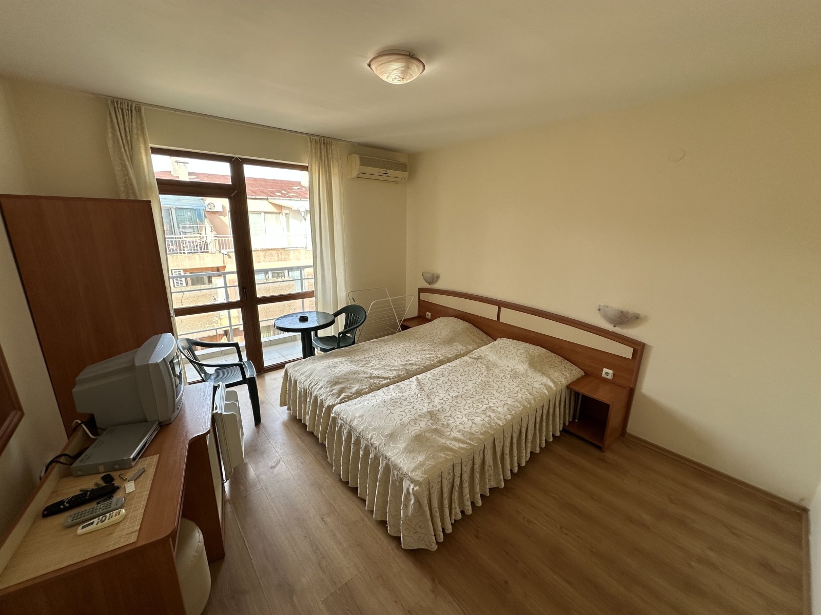 2-стаен апартамент в комплекса Amelia 2, Слънчев бряг, България – с гледка към басейна и близо до плажа