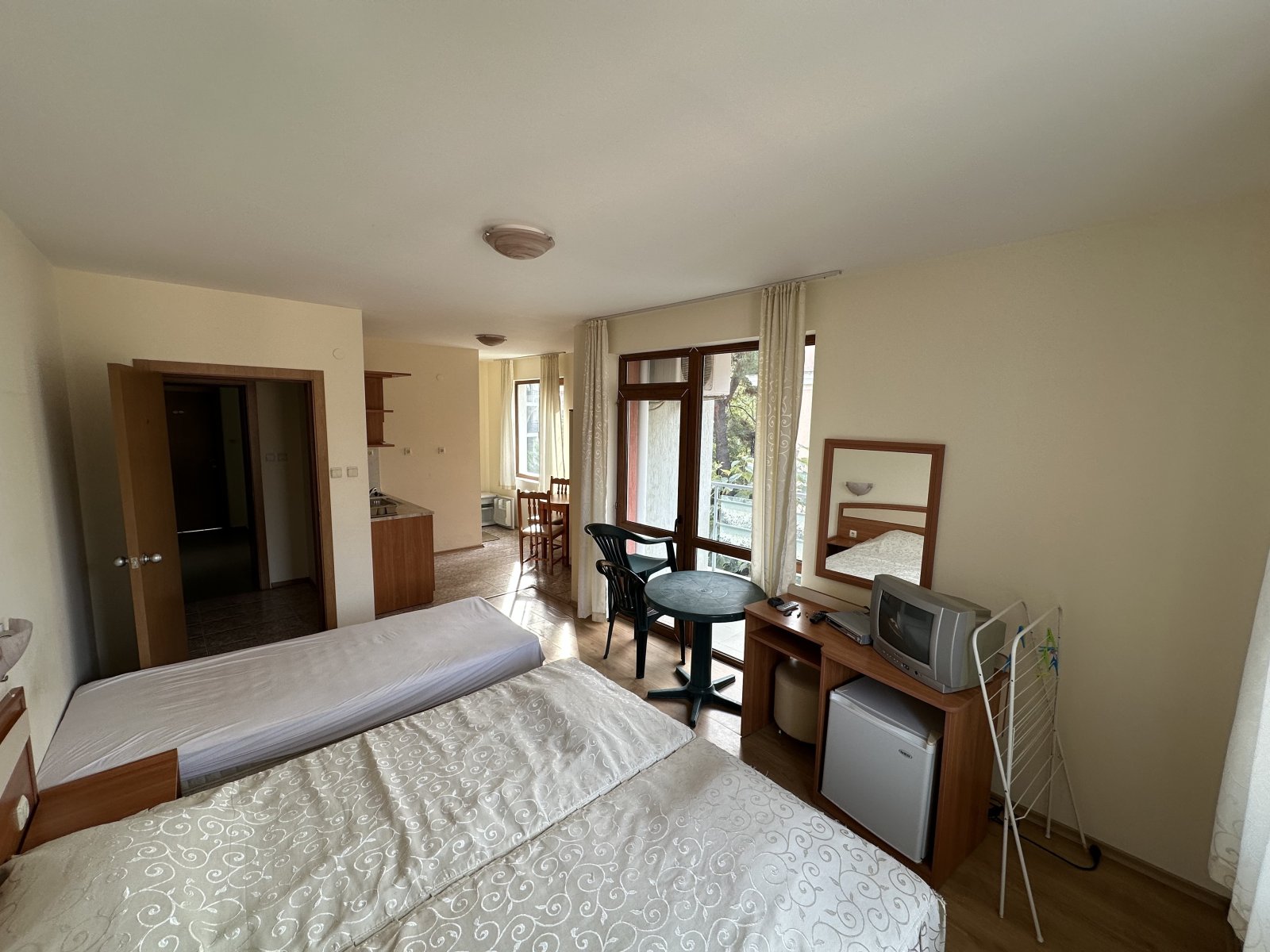 2-стаен апартамент в комплекса Amelia 2, Слънчев бряг, България – с гледка към басейна и близо до плажа